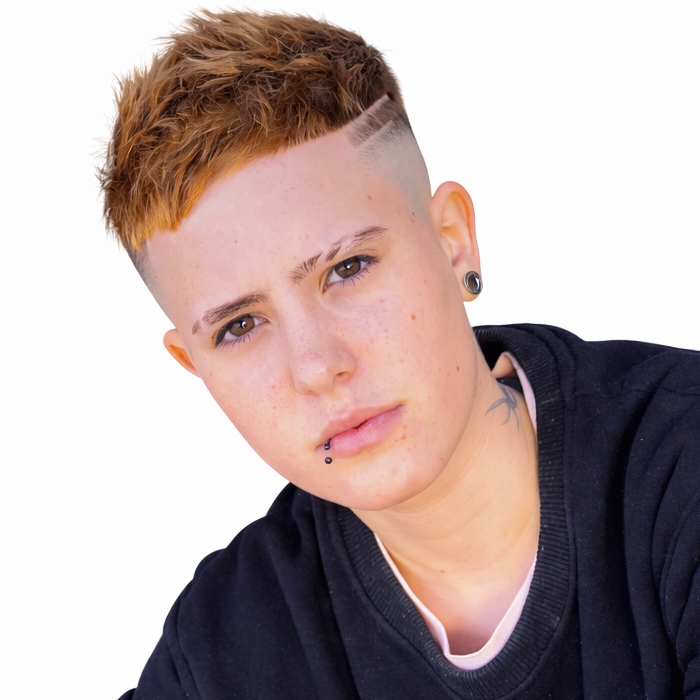 Perfilado de cejas masculino en barbería